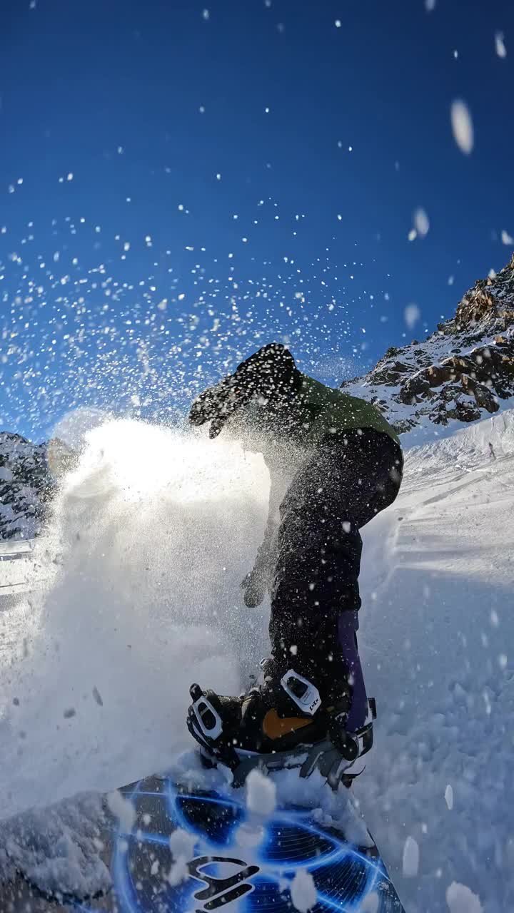 一名自由式滑雪板运动员从斜坡上滑下的垂直自拍