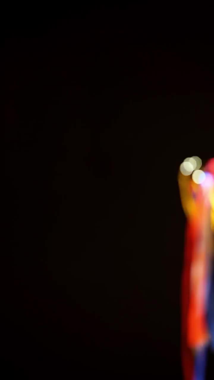 把奖杯放在黑色背景上