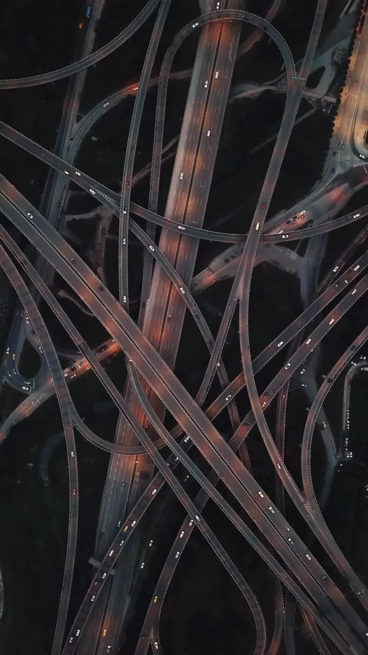 鸟瞰图的复杂天桥和繁忙的交通在黄昏