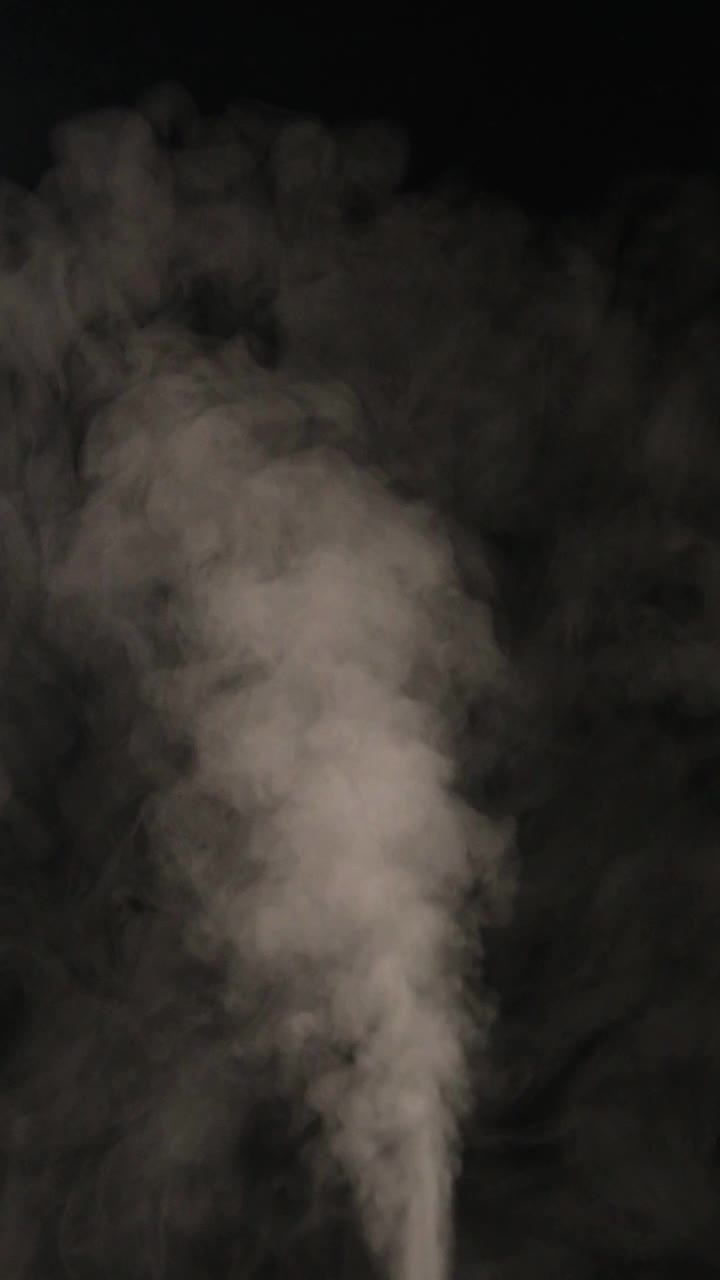 白色烟雾的慢镜头垂直视频。