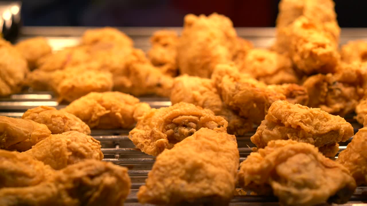 特写锅上的美味炸鸡在暖炉