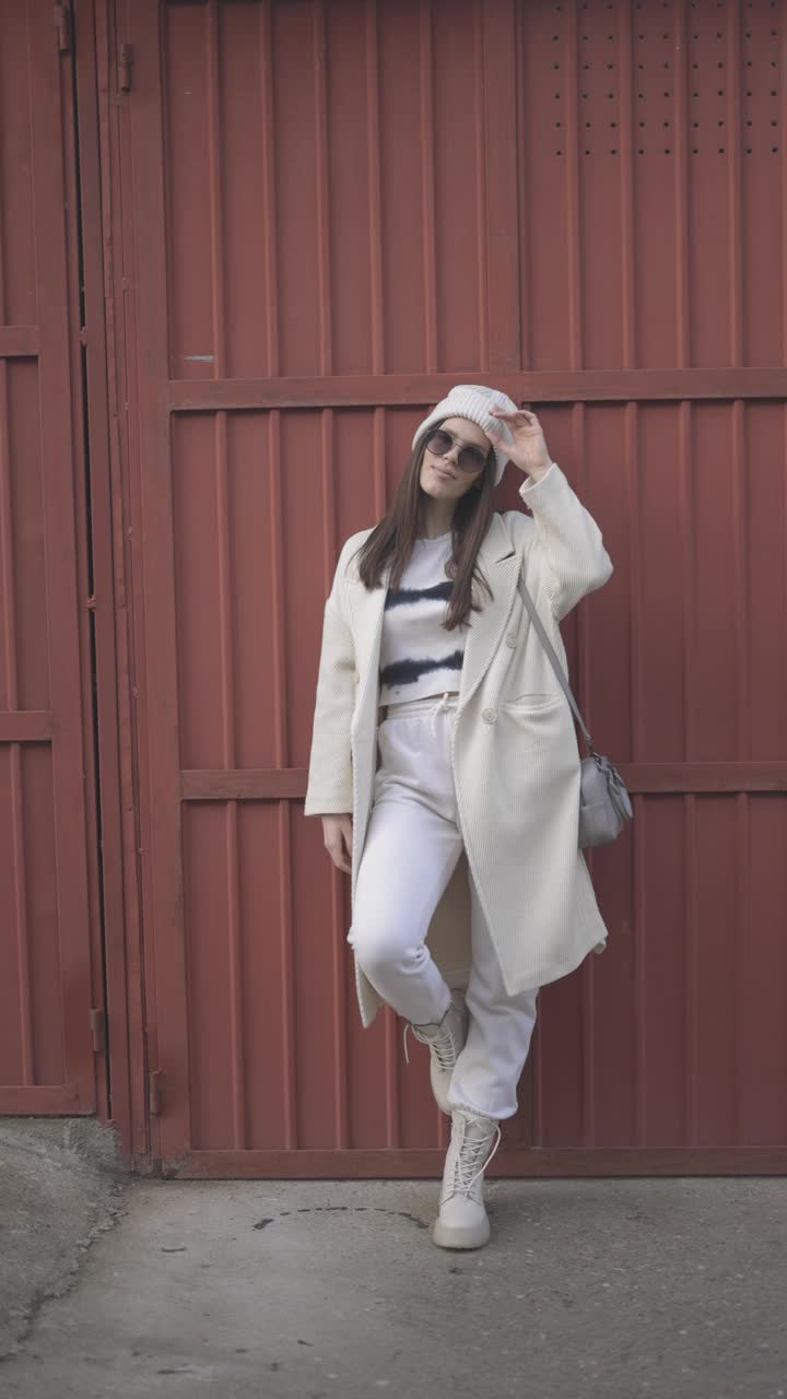 美丽的z世代女子摆姿势垂直视频故事