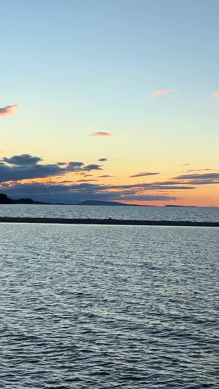 日落在海洋地平线上许多云彩和明亮的颜色从太阳在天空中慢动作视频适合音乐放松背景文字沉默和平帕克斯维尔海滩Surfside RV度假胜地