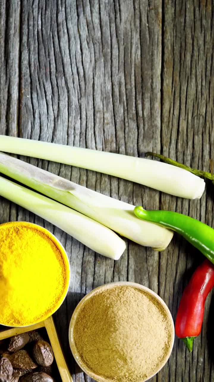 木盘里有各种香料