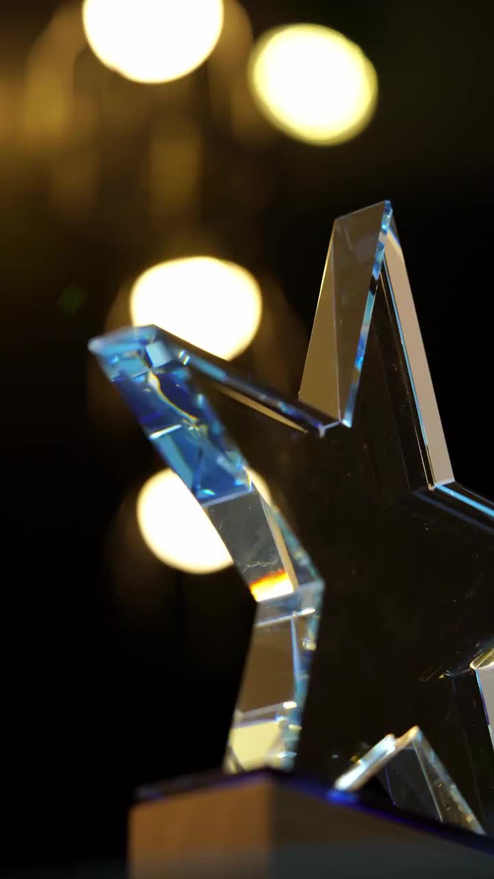 在灰色背景上转向水晶奖杯