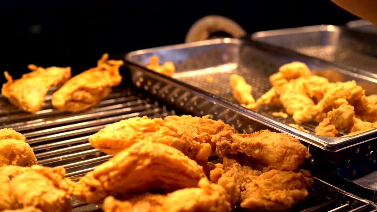烤炉下的美味炸鸡