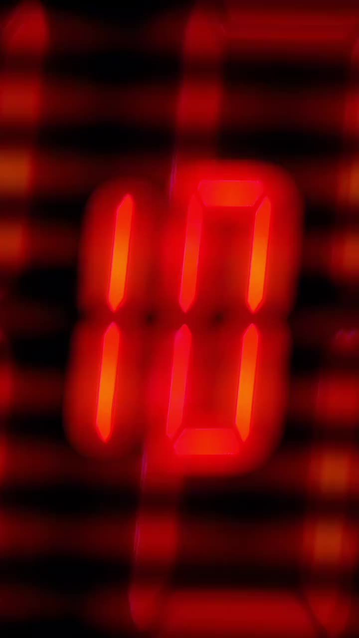 从10点倒数到00点，然后放烟花。庆祝。