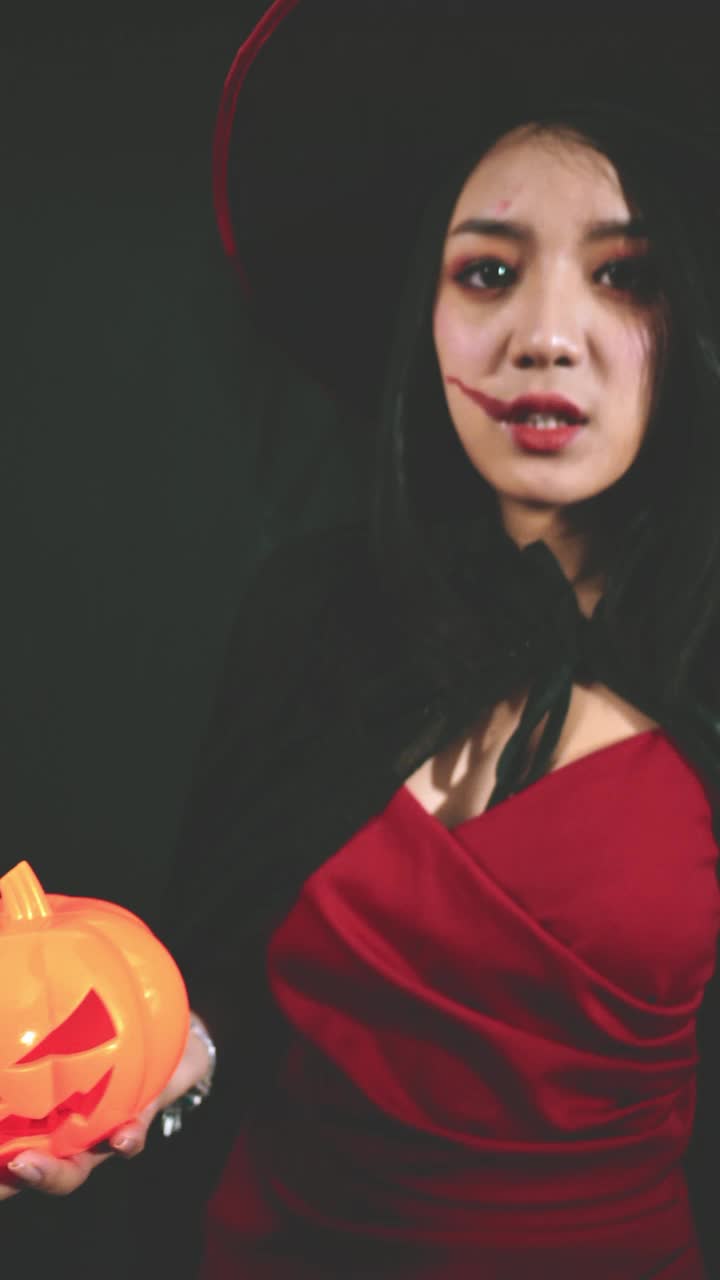 黑色背景:穿着万圣节服装的女人