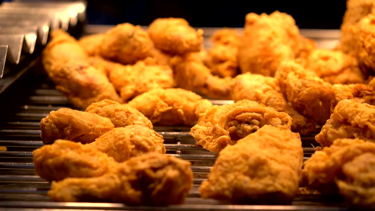 烤炉下的美味炸鸡