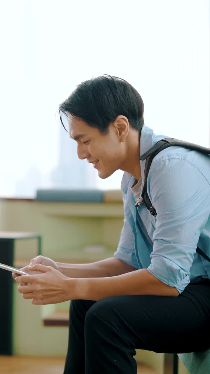 亚洲男学生使用智能手机社交媒体