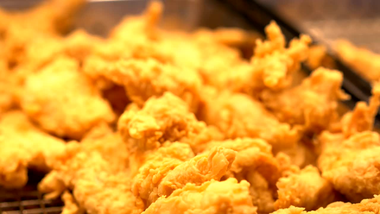 特写美味炸鸡条下的暖炉