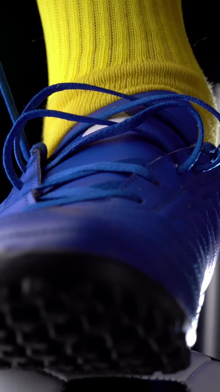 足球运动员系鞋带在足球夹板上，特写，足球世界杯