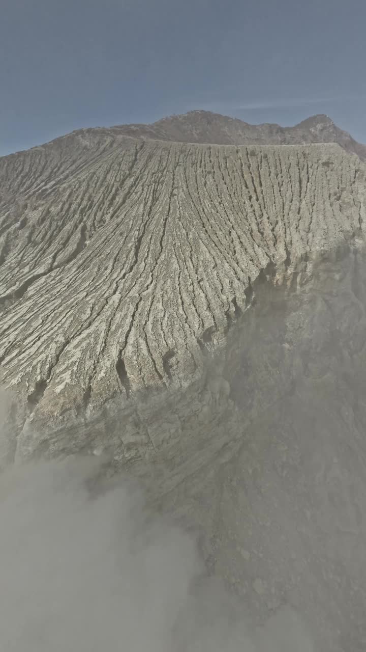 岛火山裂山石结构从山脊俯冲到酸湖雾雾鸟瞰图