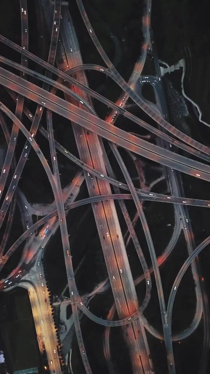 鸟瞰图的复杂天桥在黄昏