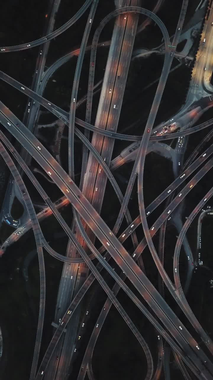 黄昏时天桥和繁忙交通的鸟瞰图