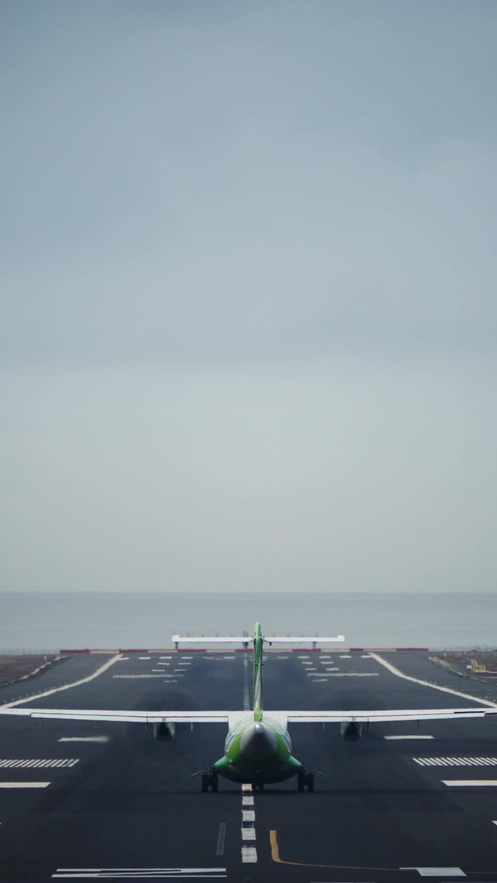 轻型飞机从机场起飞