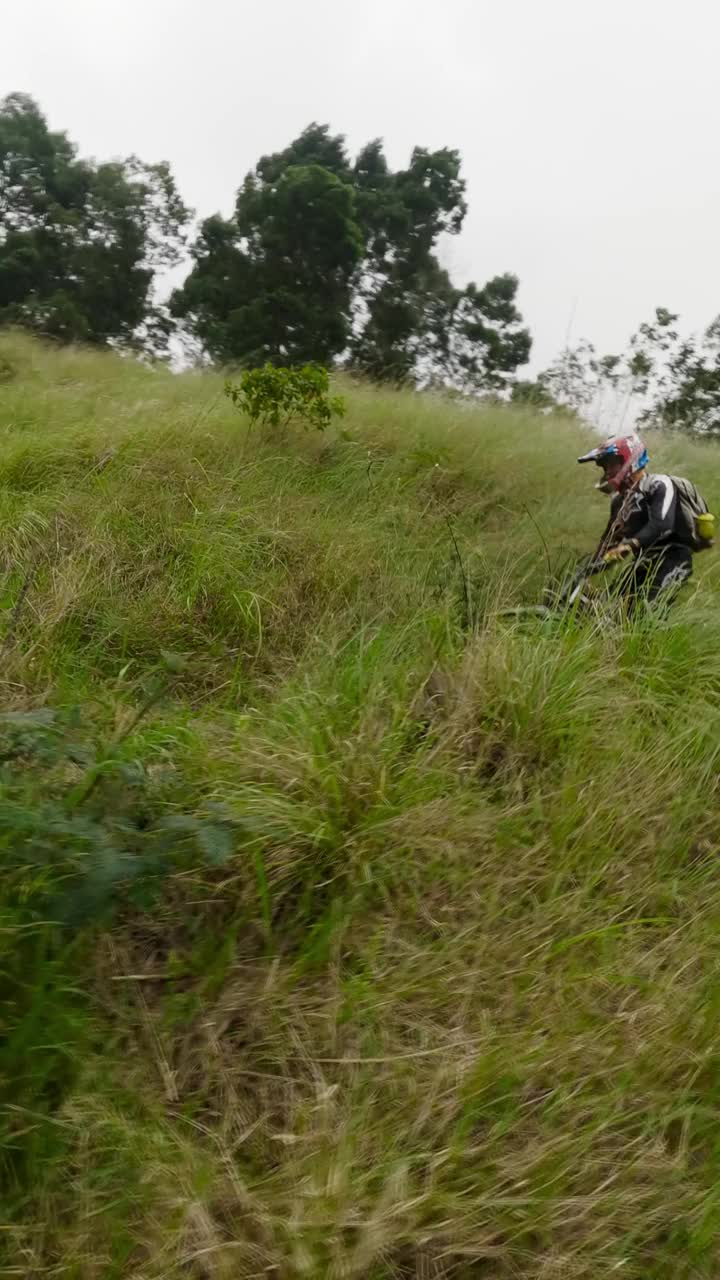 垂直视频4k。组极限越野越野摩托车骑手下坡步道