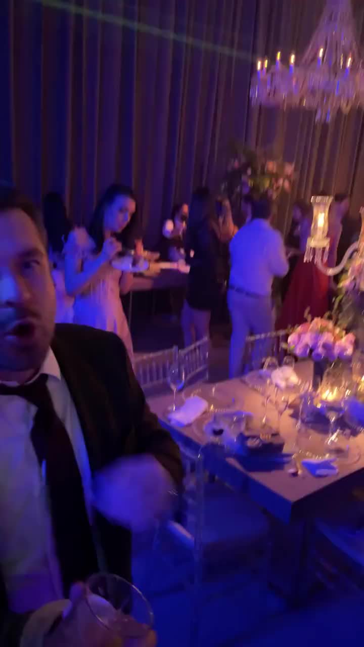 朋友拍婚纱照玩得很开心-手机拍摄