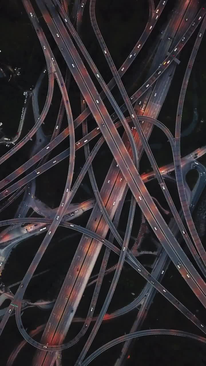 鸟瞰图的复杂天桥和繁忙的交通在黄昏