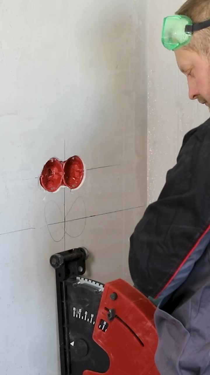 电工用圆锯切割线槽。