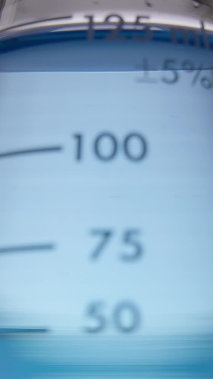 科学实验滴液体在烧杯