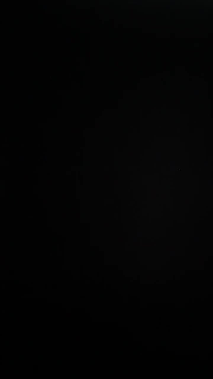 黑色背景上的白色烟雾的垂直视频