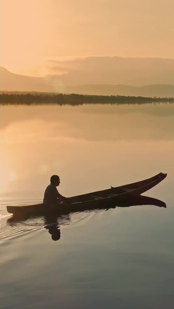 土著文化:Pemón在乌凯马的卡拉奥河划船