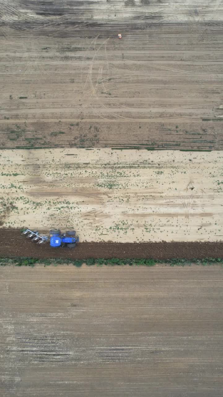 农用拖拉机耕地鸟瞰图