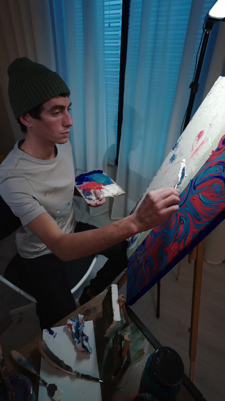 用抹刀或调色刀在画布上作画的艺术家画家。