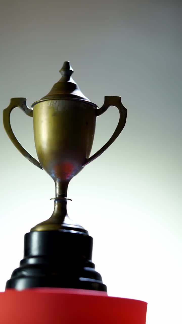 在灰色背景上转动奖杯