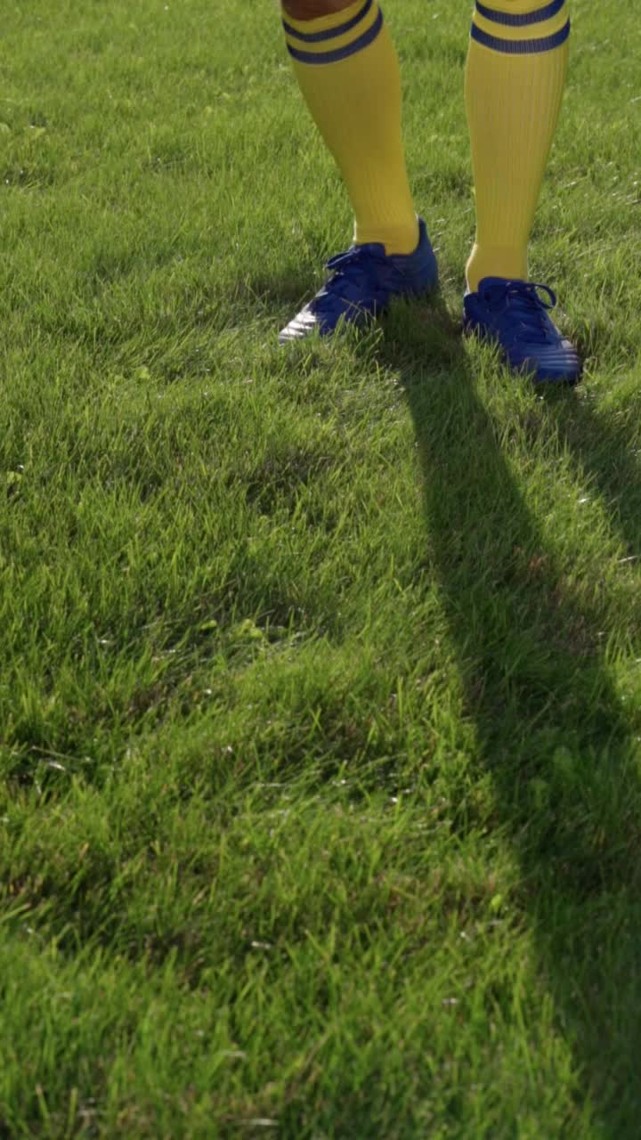 足球运动员传球，近景，慢镜头。足球世界杯