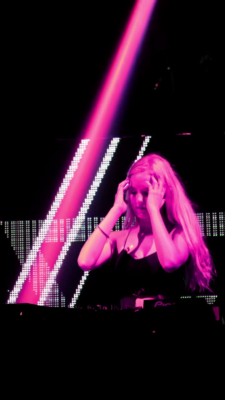 舞台上的DJ，垂直格式视频