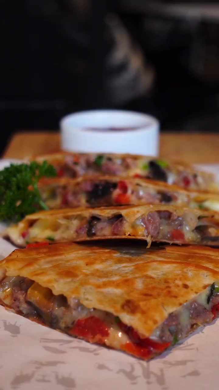 准备吃披萨片，融合食物在木制盘子