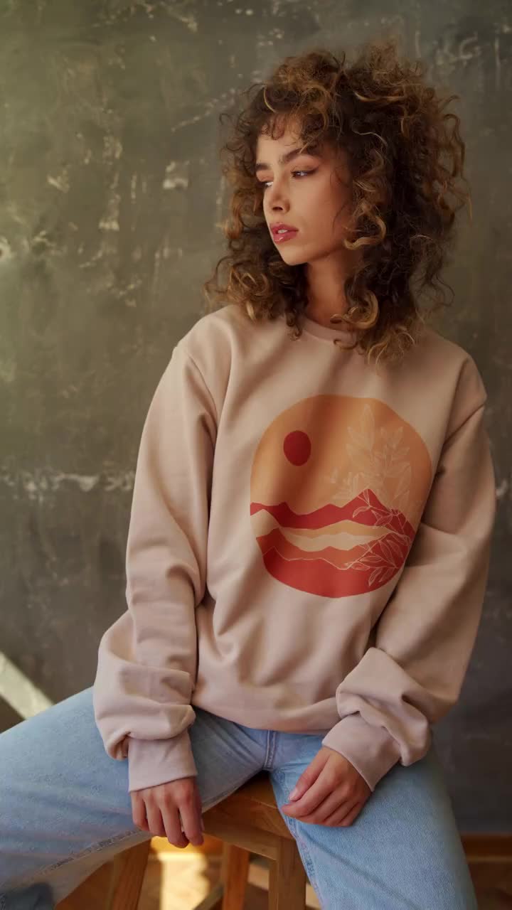 都市和酷，年轻的女时装模特，在摄影棚拍摄一个服装品牌的活动