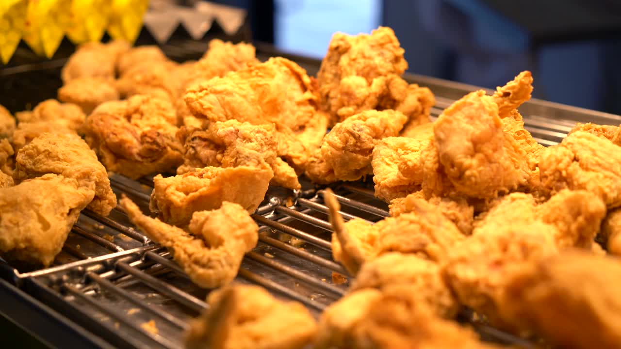 烤炉下的美味炸鸡