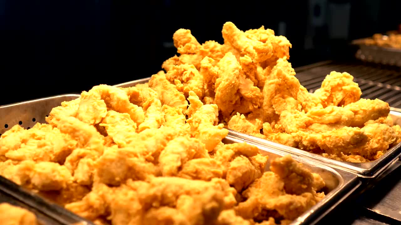 在暖炉下放置美味的炸鸡