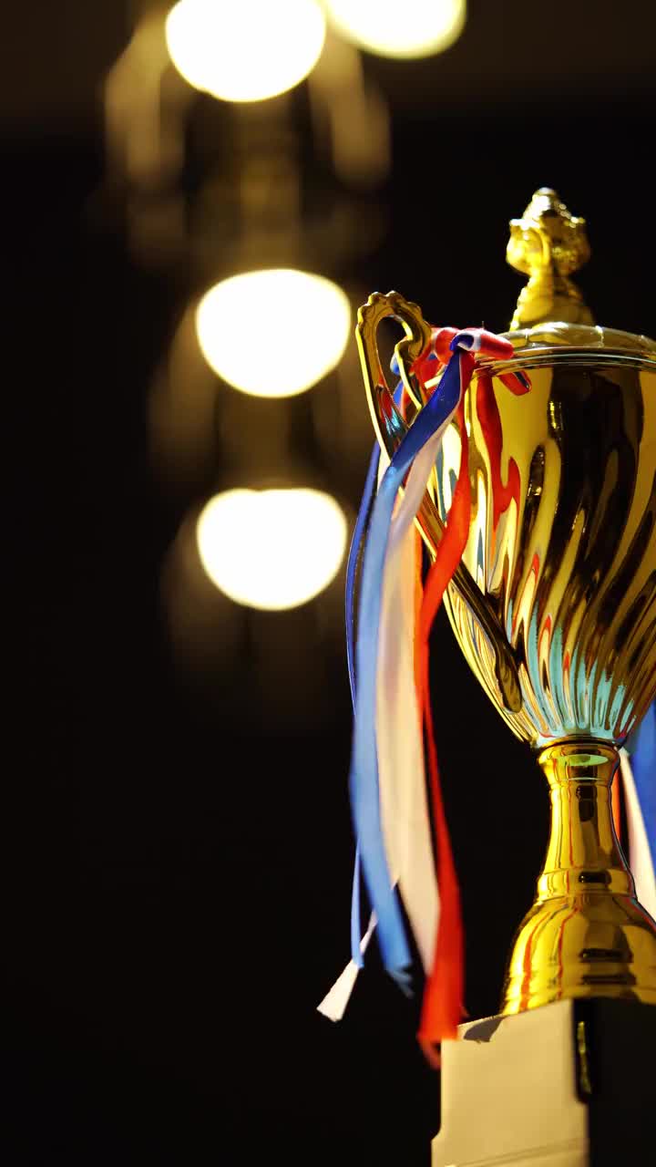 把奖杯放在黑色背景上