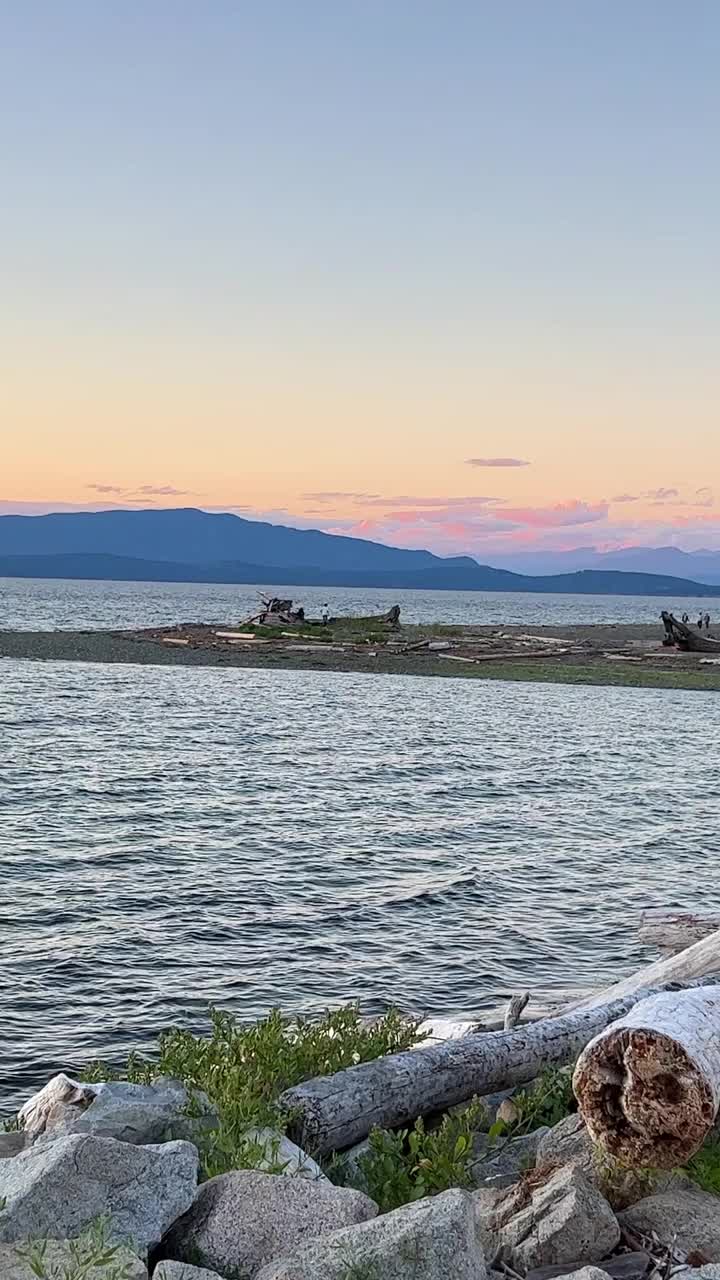 日落在海洋地平线上许多云彩和明亮的颜色从太阳在天空中慢动作视频适合音乐放松背景文字沉默和平帕克斯维尔海滩Surfside RV度假胜地