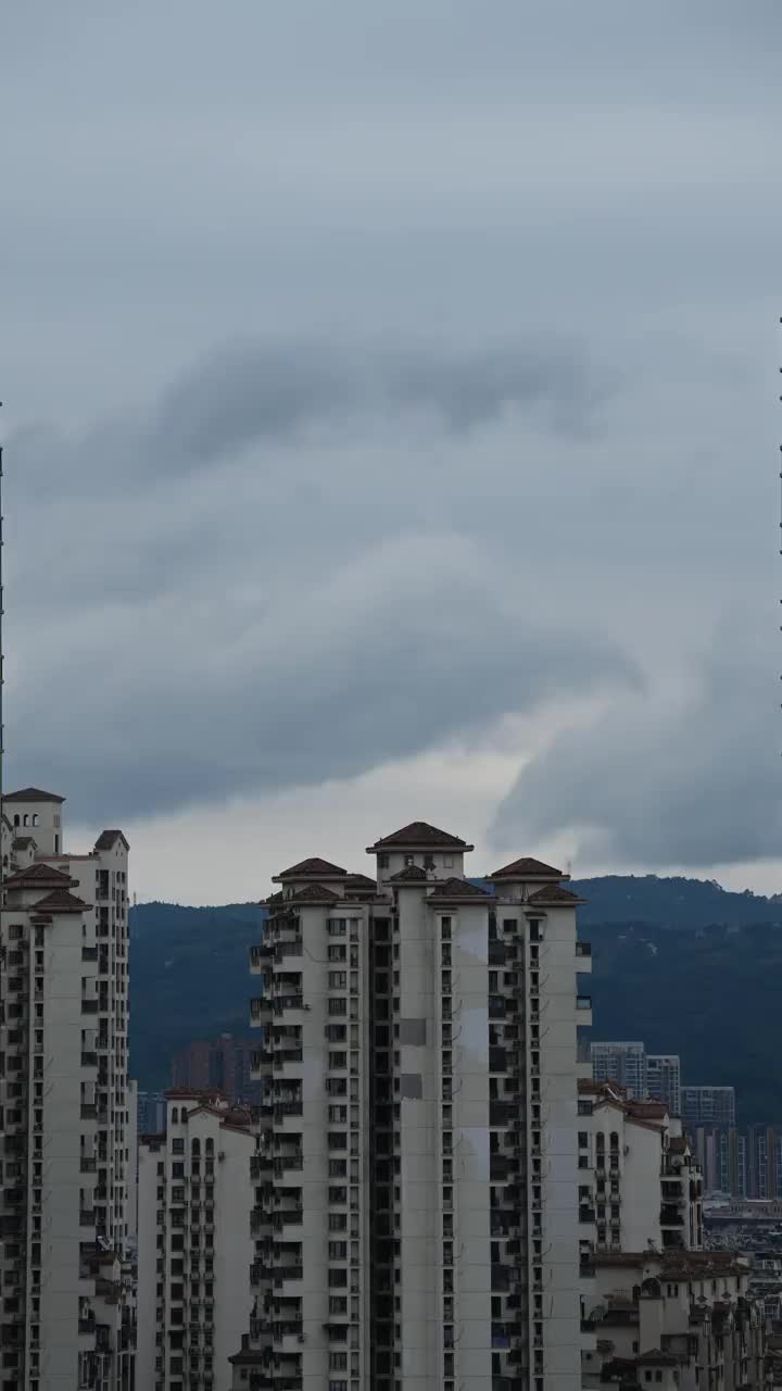 拍摄于多云天气的成都，垂直屏幕城市高楼大厦