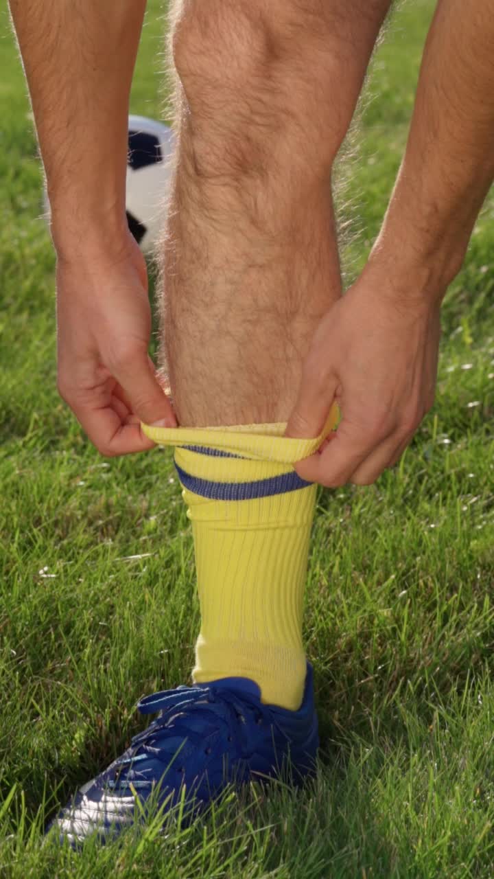 足球运动员穿袜子的特写。缓慢的运动。足球世界杯