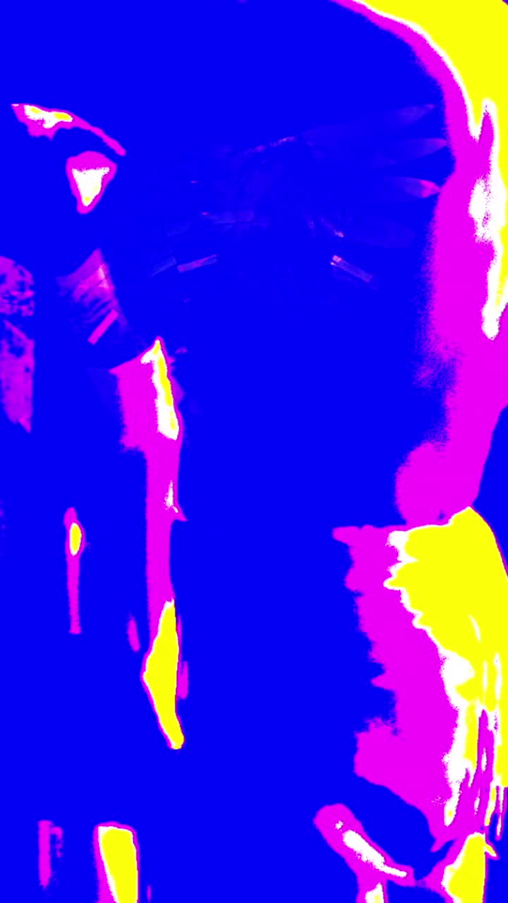 垂直视频动画-女性天使剪影横跨黑色背景和恐怖僵尸与效果