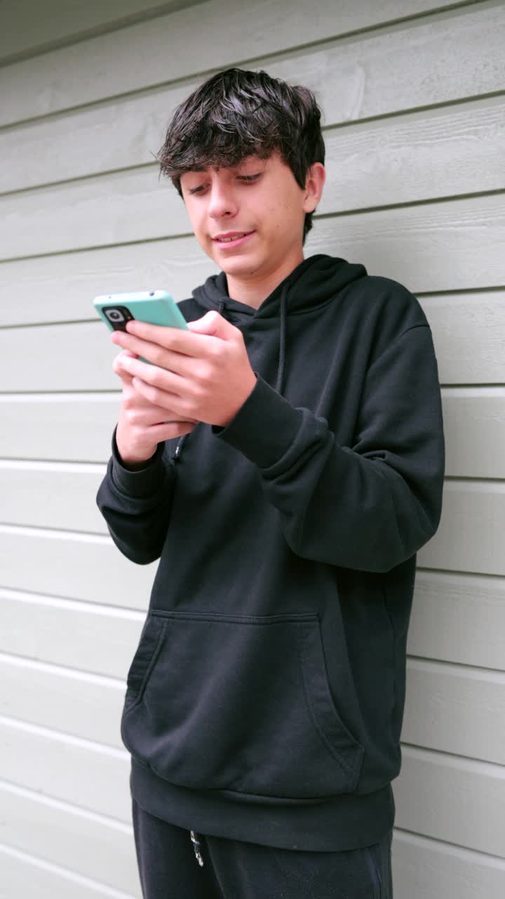 视频4k PRORES HQ。一个英俊的少年从他的度假胜地给他的朋友们发信息