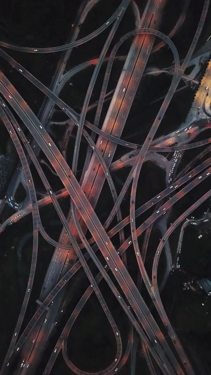 鸟瞰图的复杂天桥和繁忙的交通在黄昏