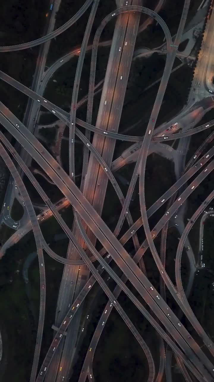 傍晚繁忙的交通鸟瞰图