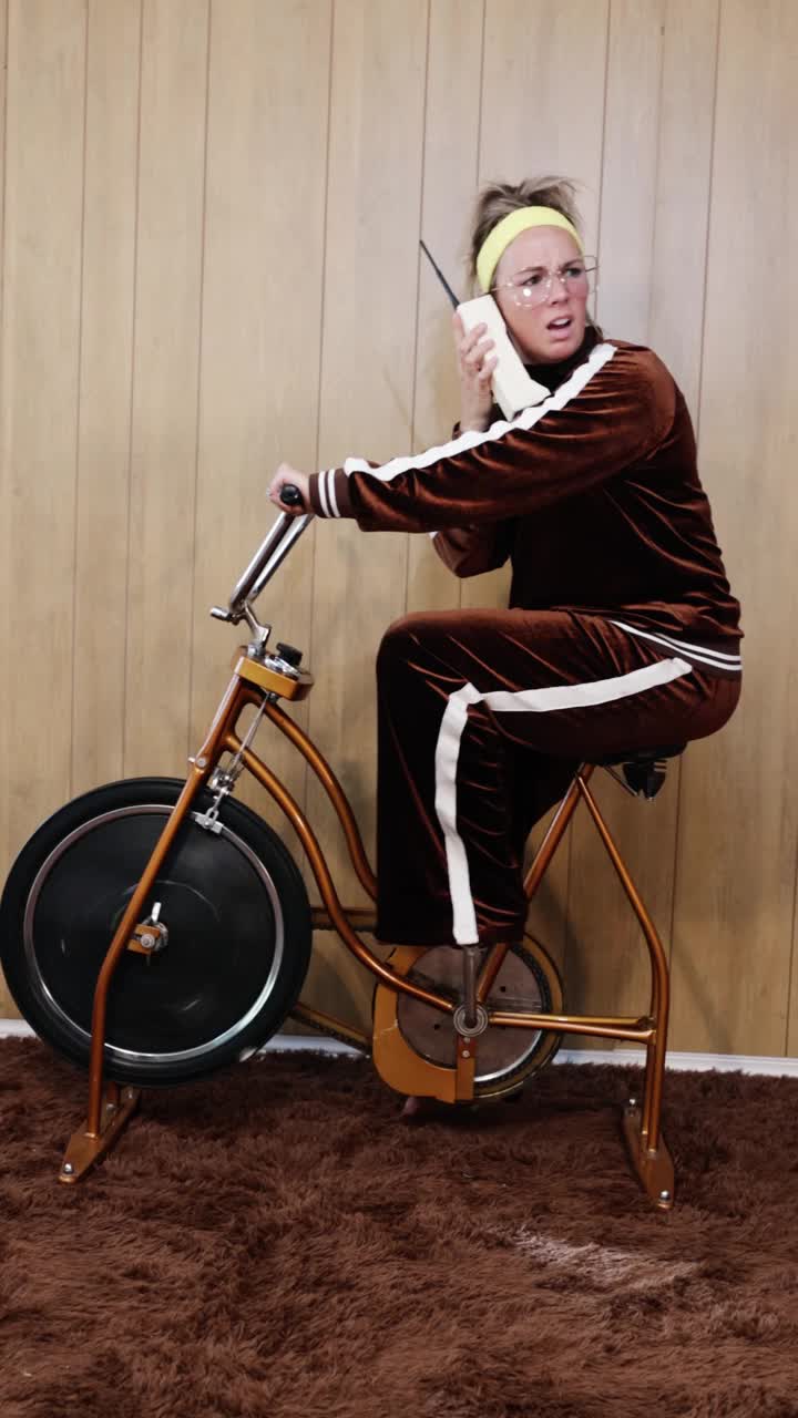 复古20世纪80年代审美运动自行车夫妇