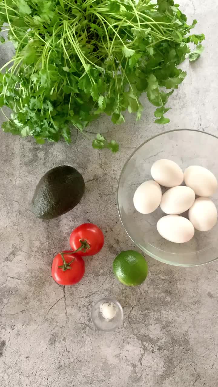 垂直食物准备博客蒙太奇社交媒体魔鬼蛋