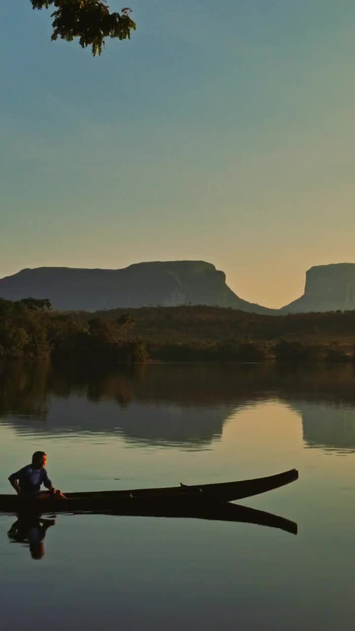 土著文化:Pemón在乌凯马的卡拉奥河划船