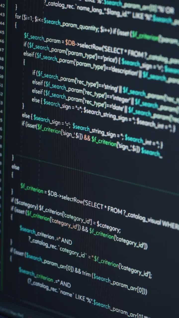 垂直的屏幕。电脑屏幕显示App设计界面，工作终端用户界面显示代码行。用于安全软件的创新人工智能生成算法