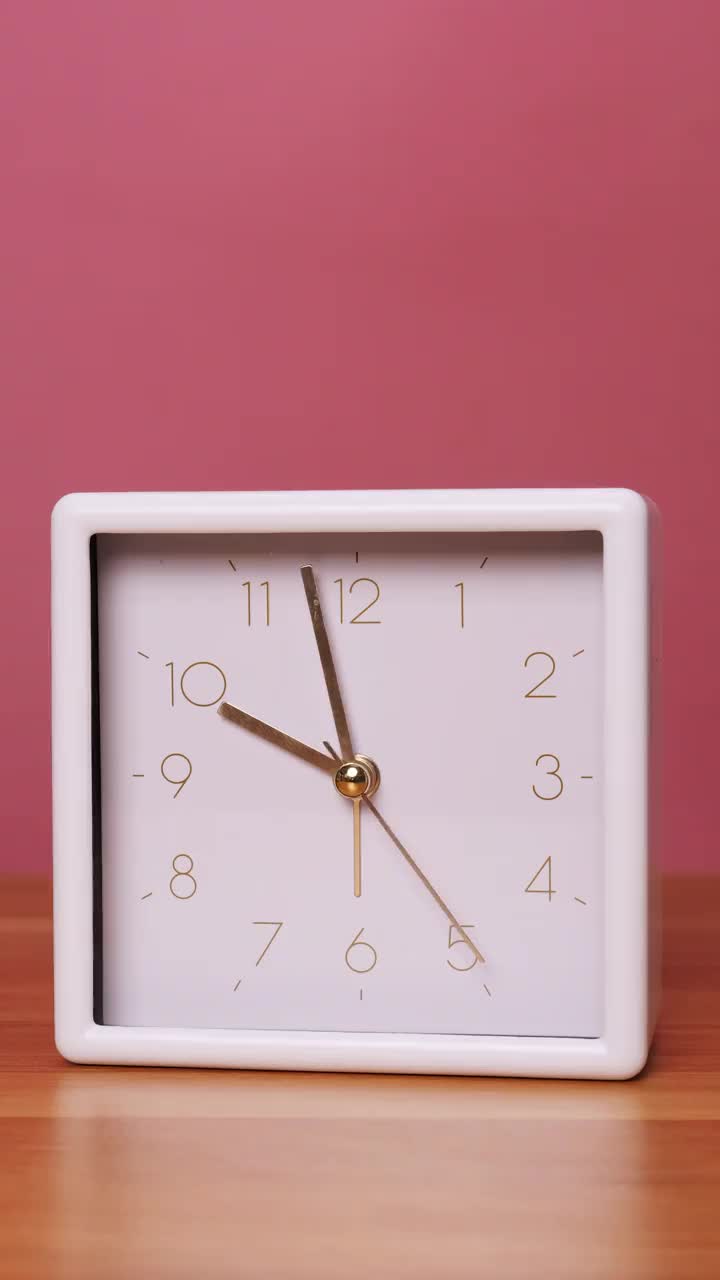白色方框桌面时钟快速顺时针旋转。