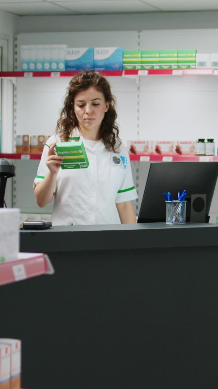 垂直视频:快乐的医务人员检查盒子里的维生素来帮助人们